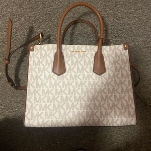 Medium size micheal kors purse/ crossbody